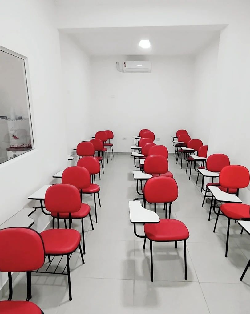Sala de aula moderna climatizada – Projeta Cursos Lapa